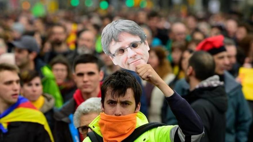 Miles de personas miles de personas piden libertad de presos en Barcelona.