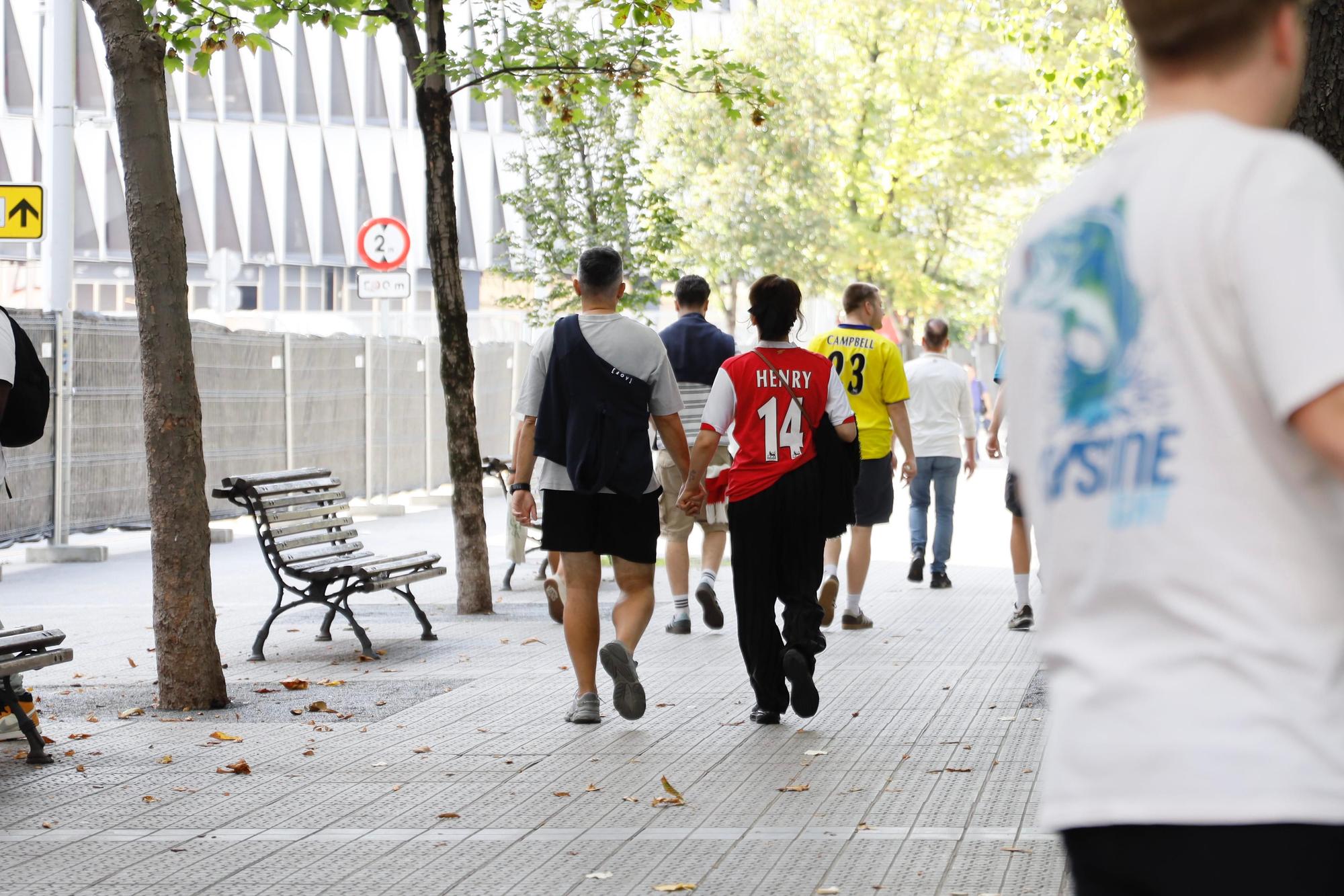 En imágenes: los aficionados del Arsenal y el Athletic calienta motores antes del primer partido de la Champions en San Mamés