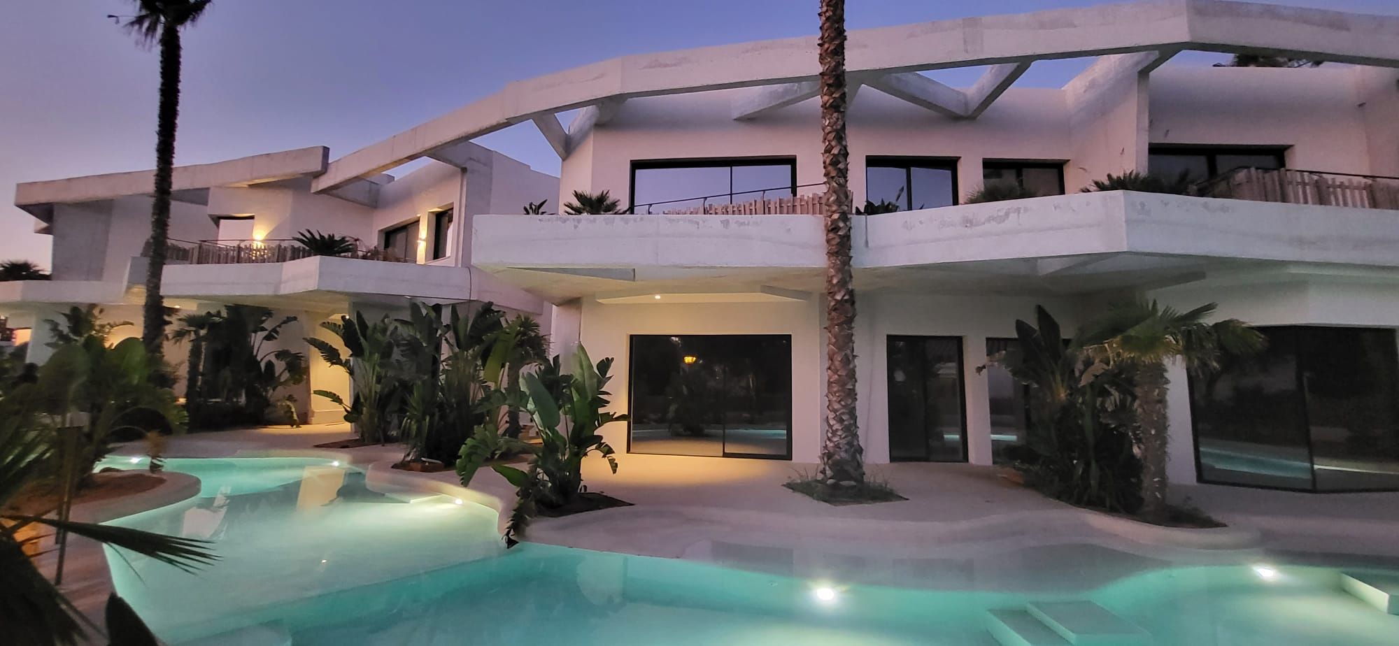 Lo rompedora piscina Mediterranean Sea, diseñada por una constructora donostiarra, para un hotel en Menorca