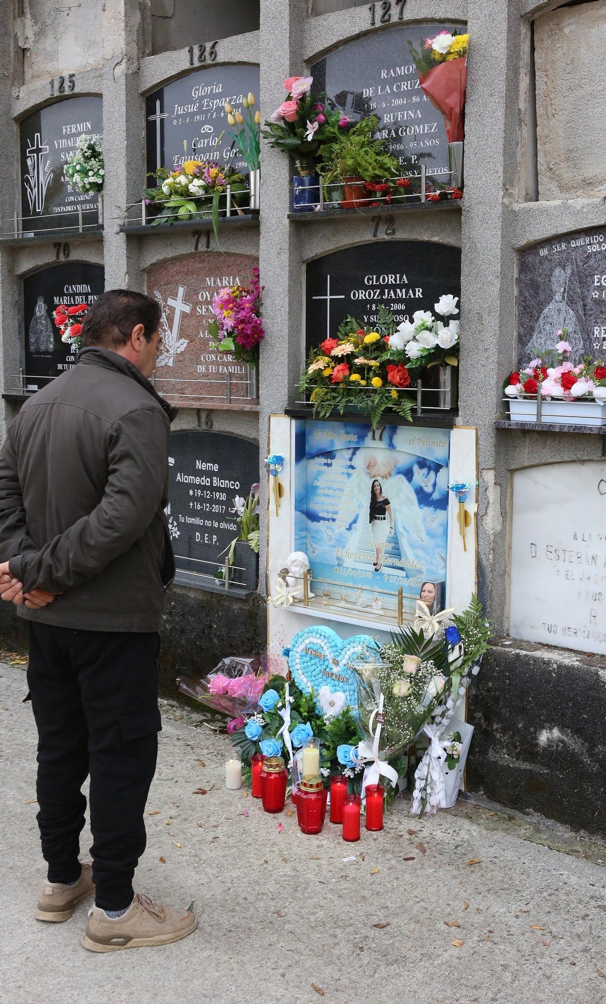 Miles de ciudadanos visitan a sus allegados en los cementerios de Navarra