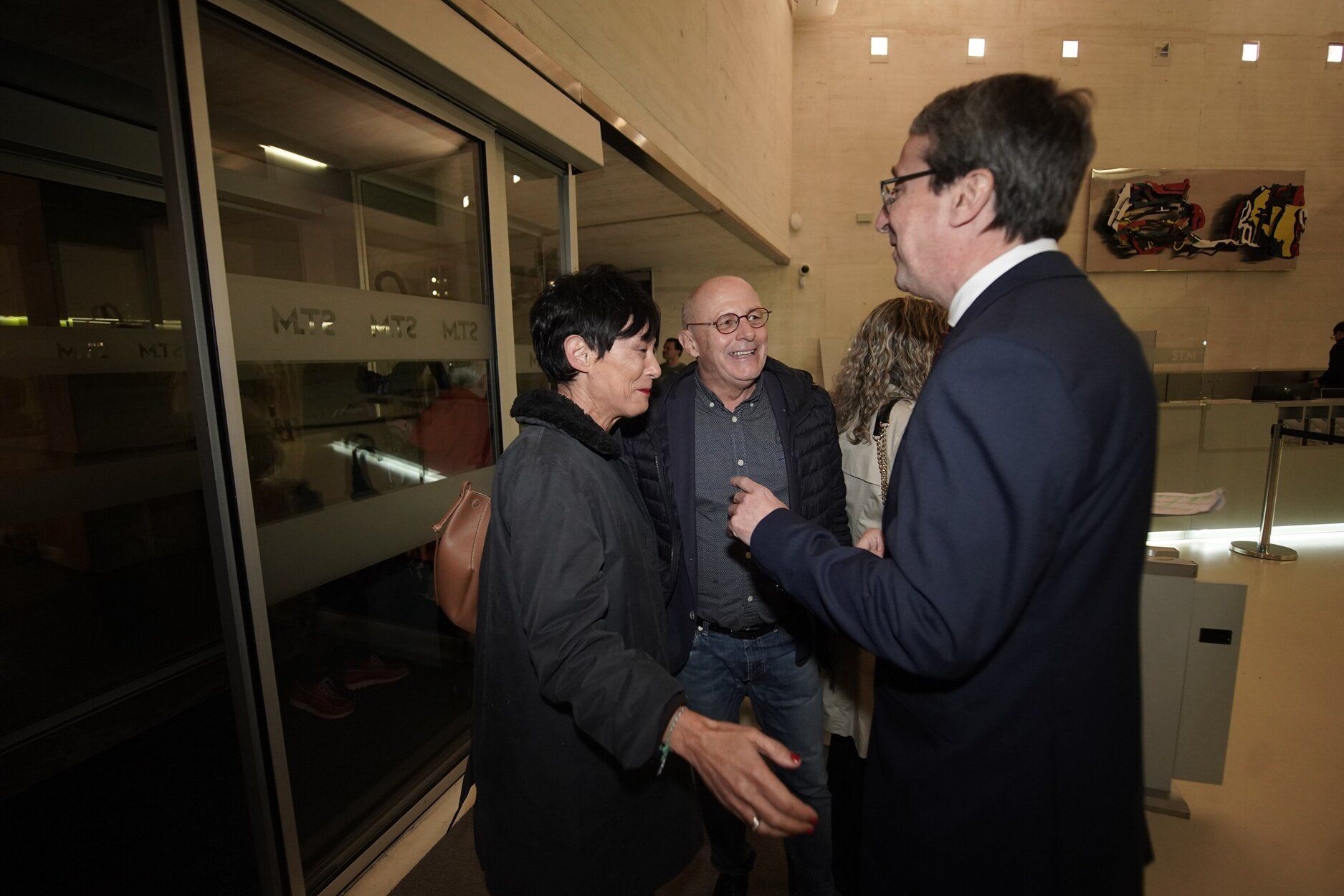 Maddalen Iriarte y Juan Karlos Izagirre (EH Bildu) con Eduardo Iribarren