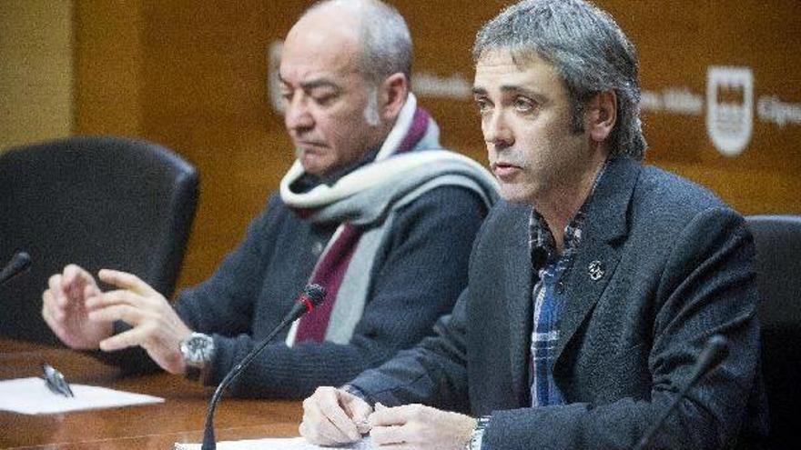 Martin Garitano, diputado general y Zigor Etxeburua, director foral de Euskera, ayer en rueda de prensa.