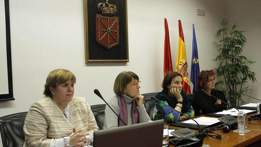 Ana Ros, Begoña Igoa y Tere Sáez (de Saray) junto a la parlamentaria Nekane Pérez (3ª por la izda). Ana Ros, Begoña Igoa y Tere Sáez (de Saray) junto a la parlamentaria Nekane Pérez (3ª por la izda).