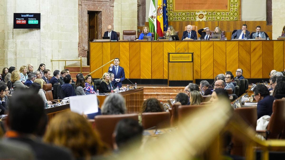 El presidente de la Junta, Juanma Moreno, interviene en el Pleno del Parlamento andaluz.