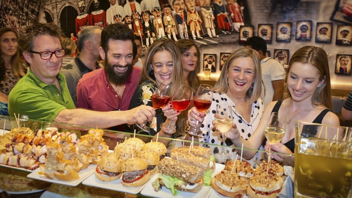 Brindis entre amigos en Pamplona, donde los pintxos son un lenguaje universal