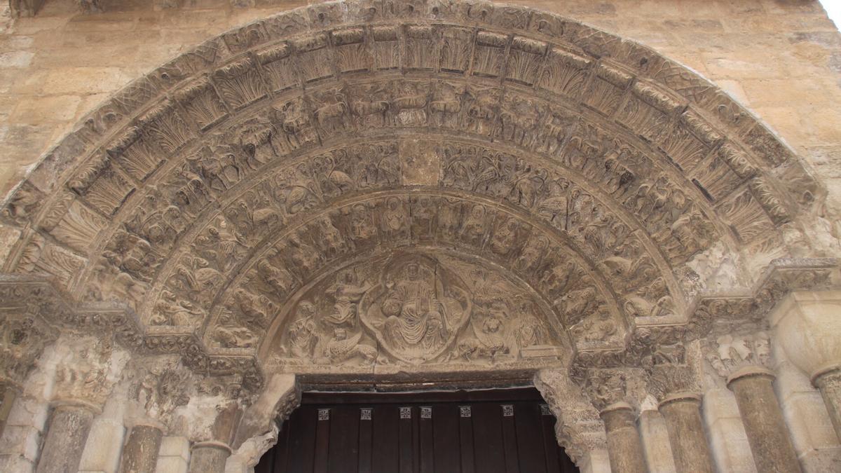 Portada románica de la iglesia de la Magdalena