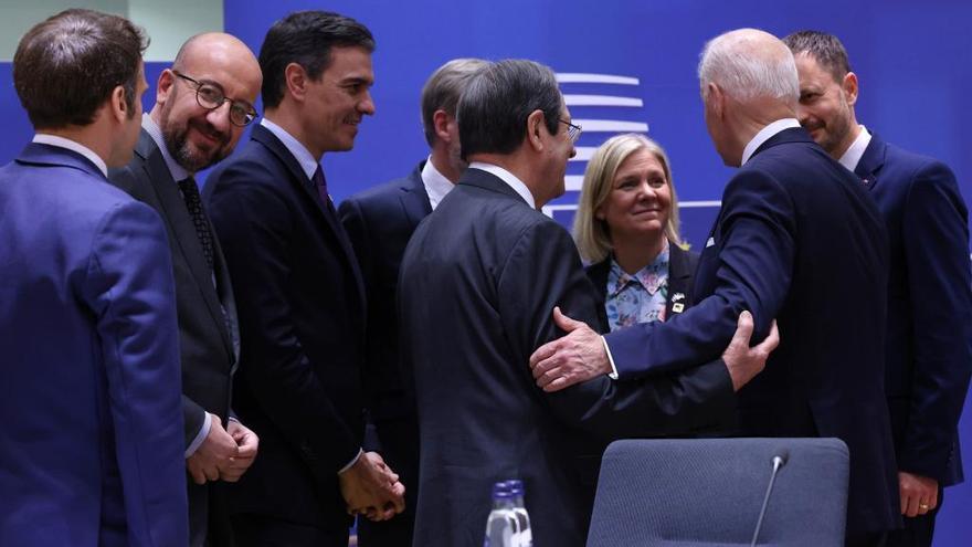 La UE aplaza las sanciones y reclama a Moscú detener los &quot;crímenes de guerra&quot;