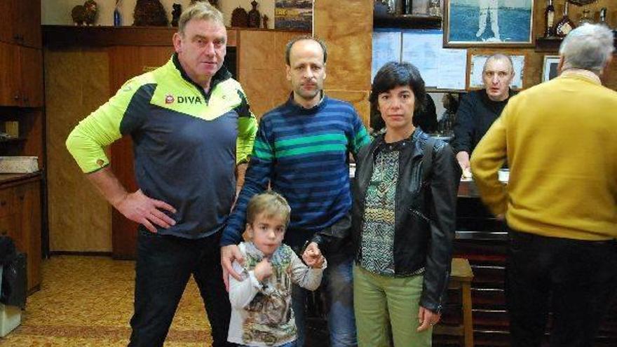 Joxe Mari Olasagasti ayer, junto al pequeño Oier y sus padres, Kepa Iribarren e Izaskun Aizpurua, en el bar Cantábrico de Tolosa.
