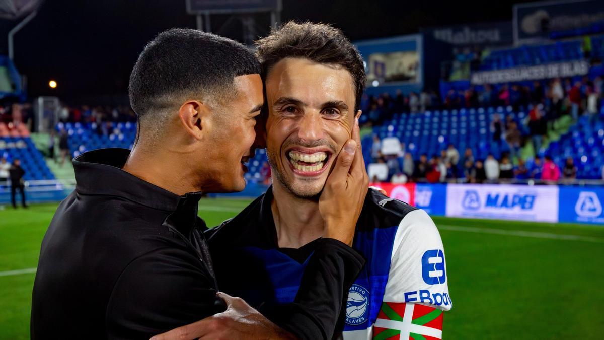 Ander Guevara celebra el empate en el Coliseum junto a Protesoni.