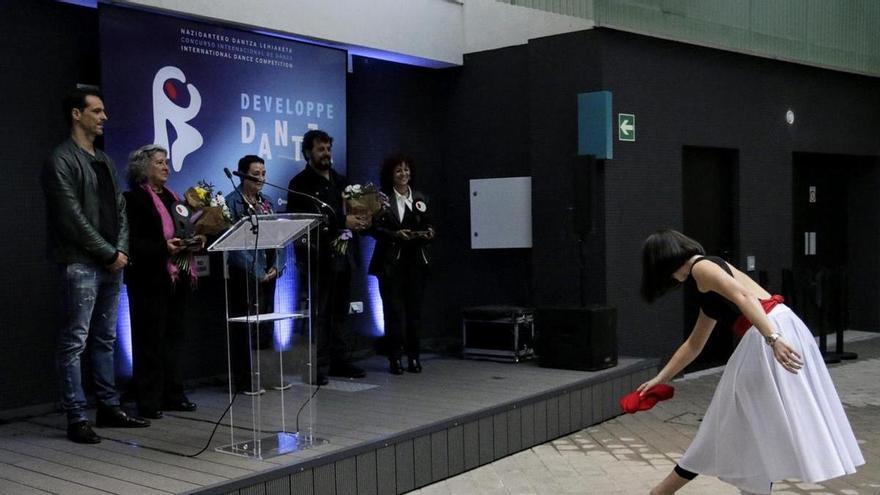 Homenaje de la danza vizcaína a Begoña Arroyo e Ion Beitia