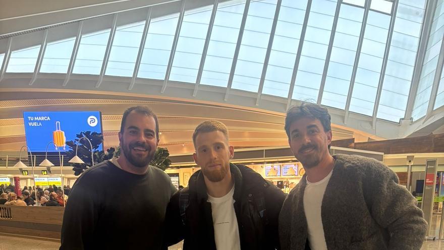 Carlos Vicente ya viaja con destino a Inglaterra