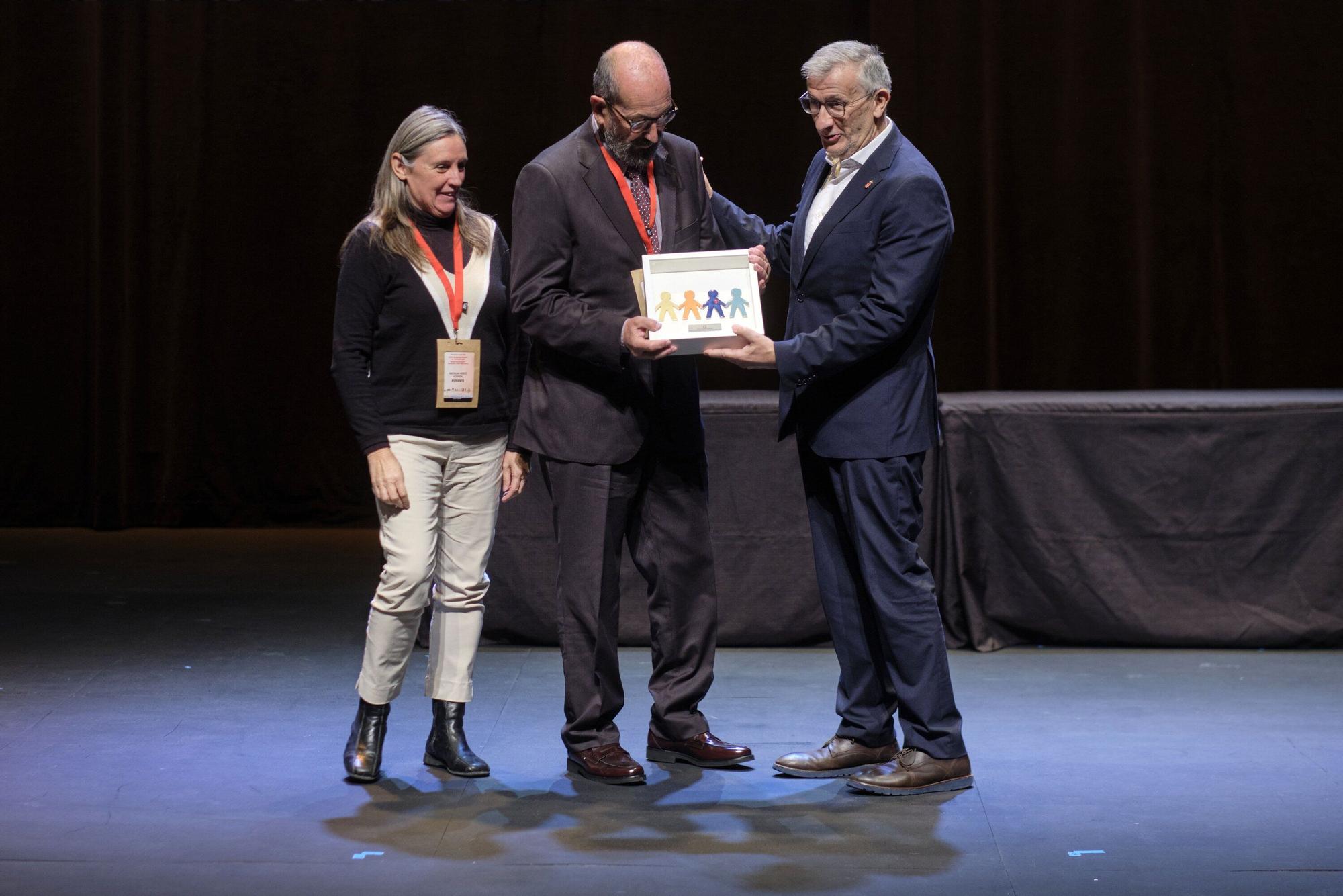 Fotos de la entrega de entrega de la Distinción Persona Voluntaria de Navarra al cirujano pediátrico Carlos Bardají