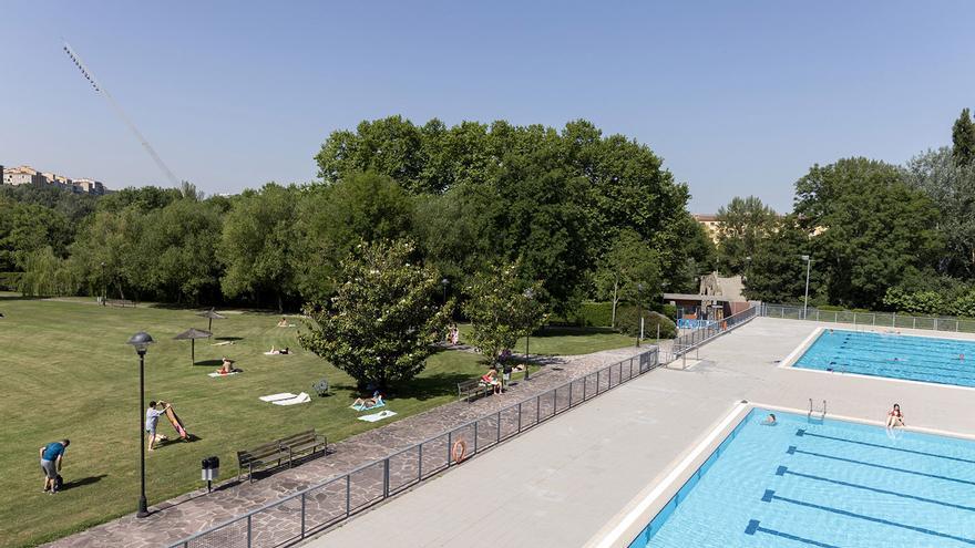 Las playas de las piscinas exteriores del Complejo Deportivo Aranzadi tendrán nuevo pavimento