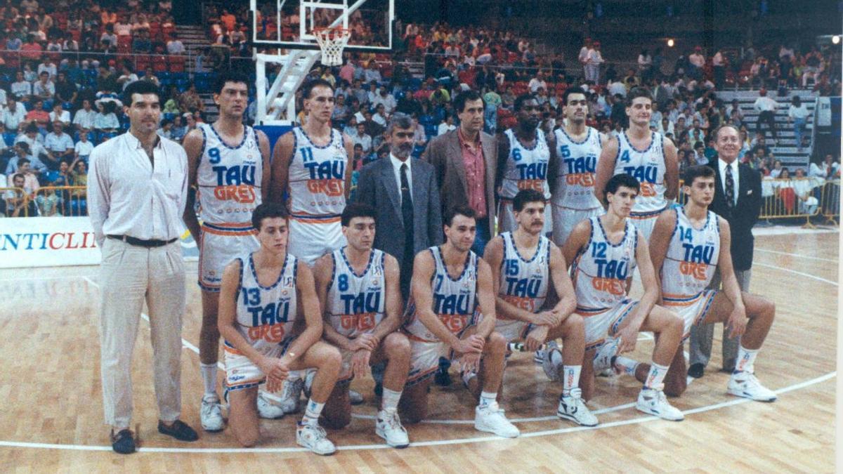 La plantilla del Baskonia, en la inauguración del Pabellón Araba en 1990.