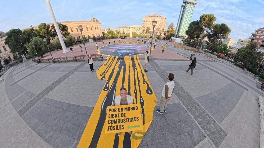 Greenpeace despliega una pancarta gigante de Trump vomitando petróleo en la plaza de Colón de Madrid