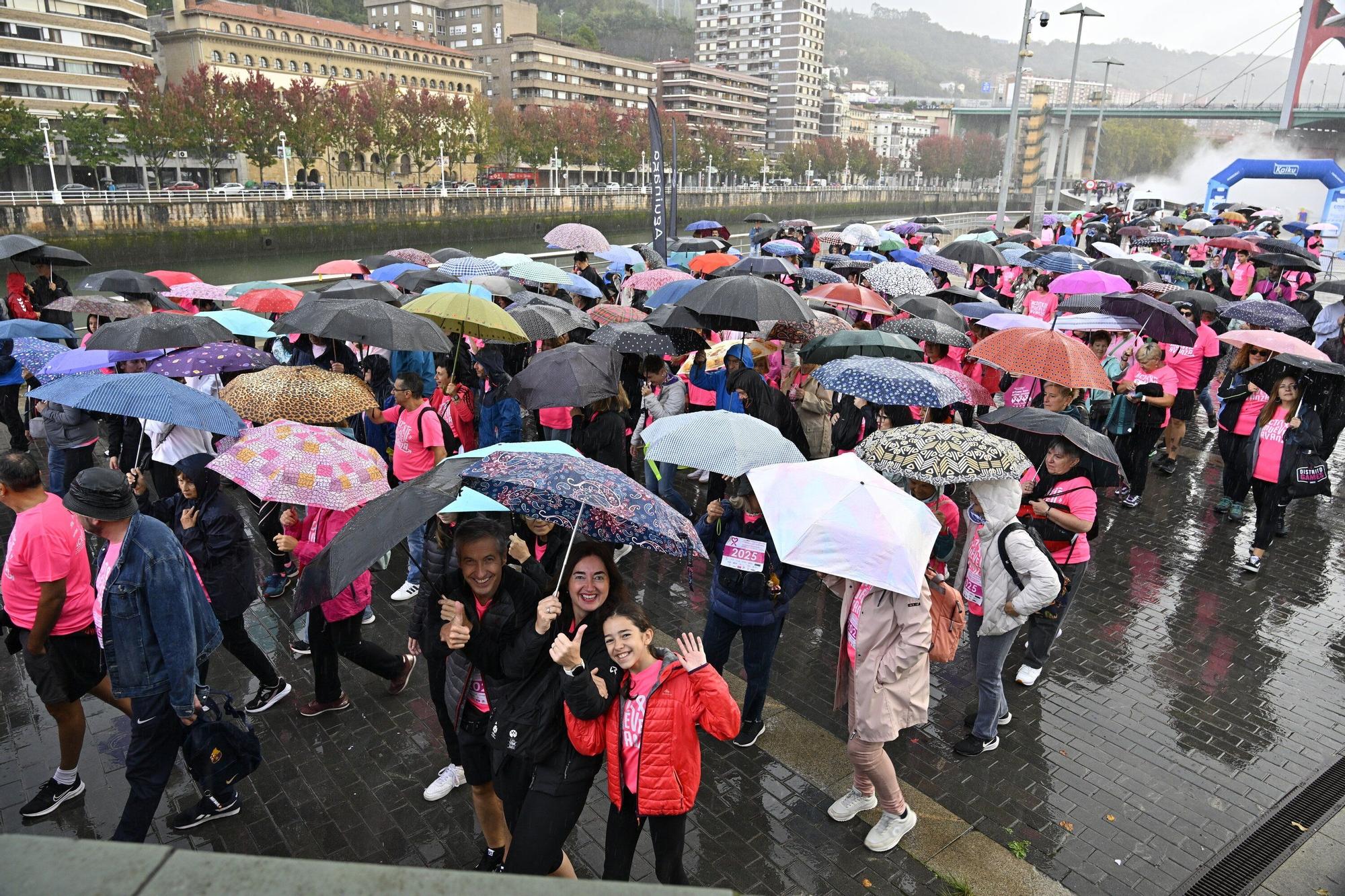 En imágenes: los paraguas tiñen la marea rosa de Bilbao