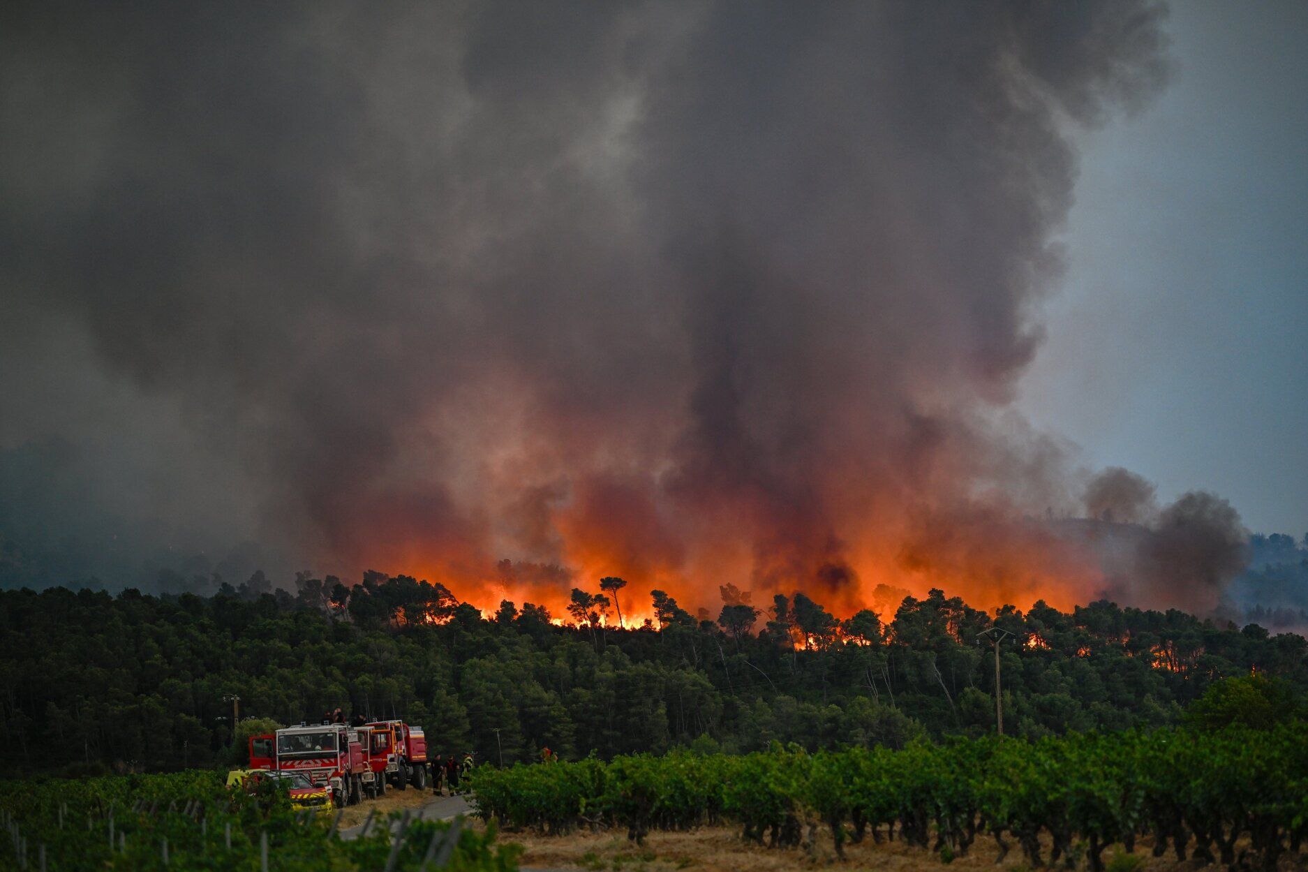 Francia lucha contra uno de los peores incendios en medio siglo