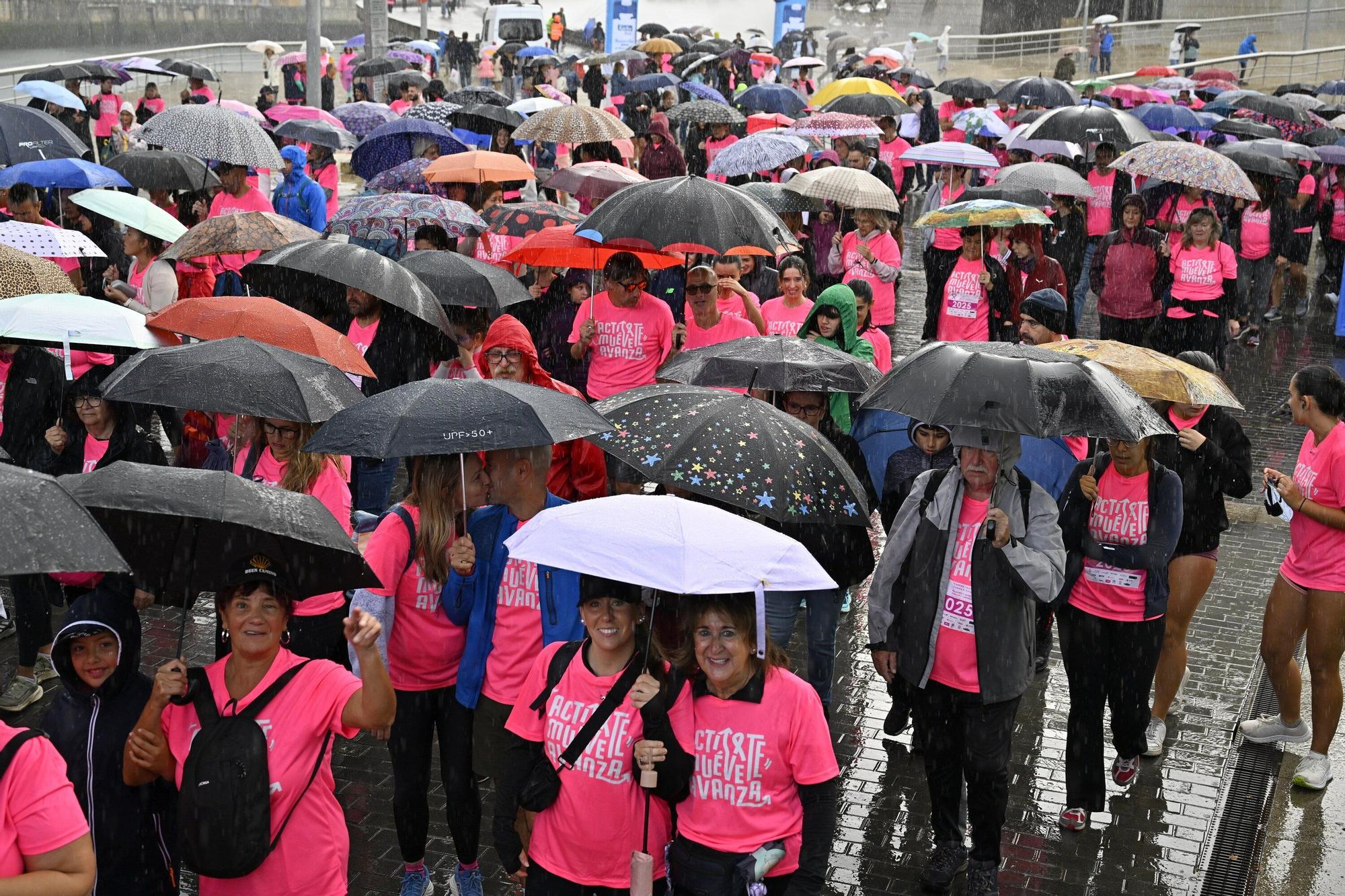 En imágenes: los paraguas tiñen la marea rosa de Bilbao