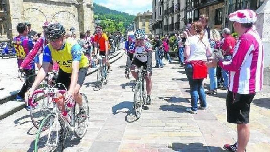 El lehendakari Juan José Ibarretxe participó en la prueba ataviado con un maillot del equipo Kas. Fotos: E. Castresana