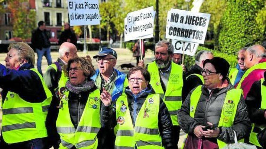 Colectivos de pensionistas se manifestaron ayer ante la sede del Supremo en Madrid .