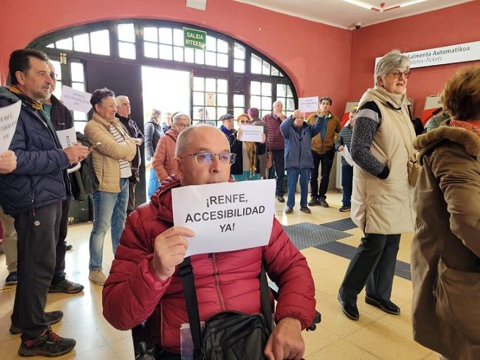 En los últimos años están siendo habituales las concentraciones en demanda de una mejor accesibilidad a los trenes de la línea C3