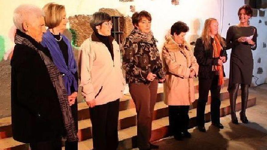 Maitena Salinas, a la derecha, con las mujeres de Asmube en el 20º aniversario de la asociación.
