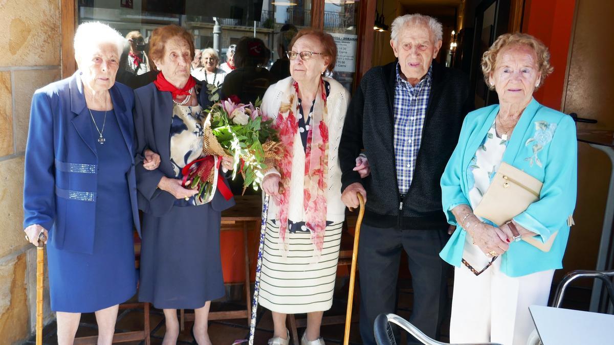 Clara Olmedillo, la mayor de Altsasu con 100 espléndidos años, junto a su hermano Gerardo, su cuñada Juanita Arakama y sus amigas Esther Merino y Mª Carmen Aramendi. Los cinco sumaban 477 años.