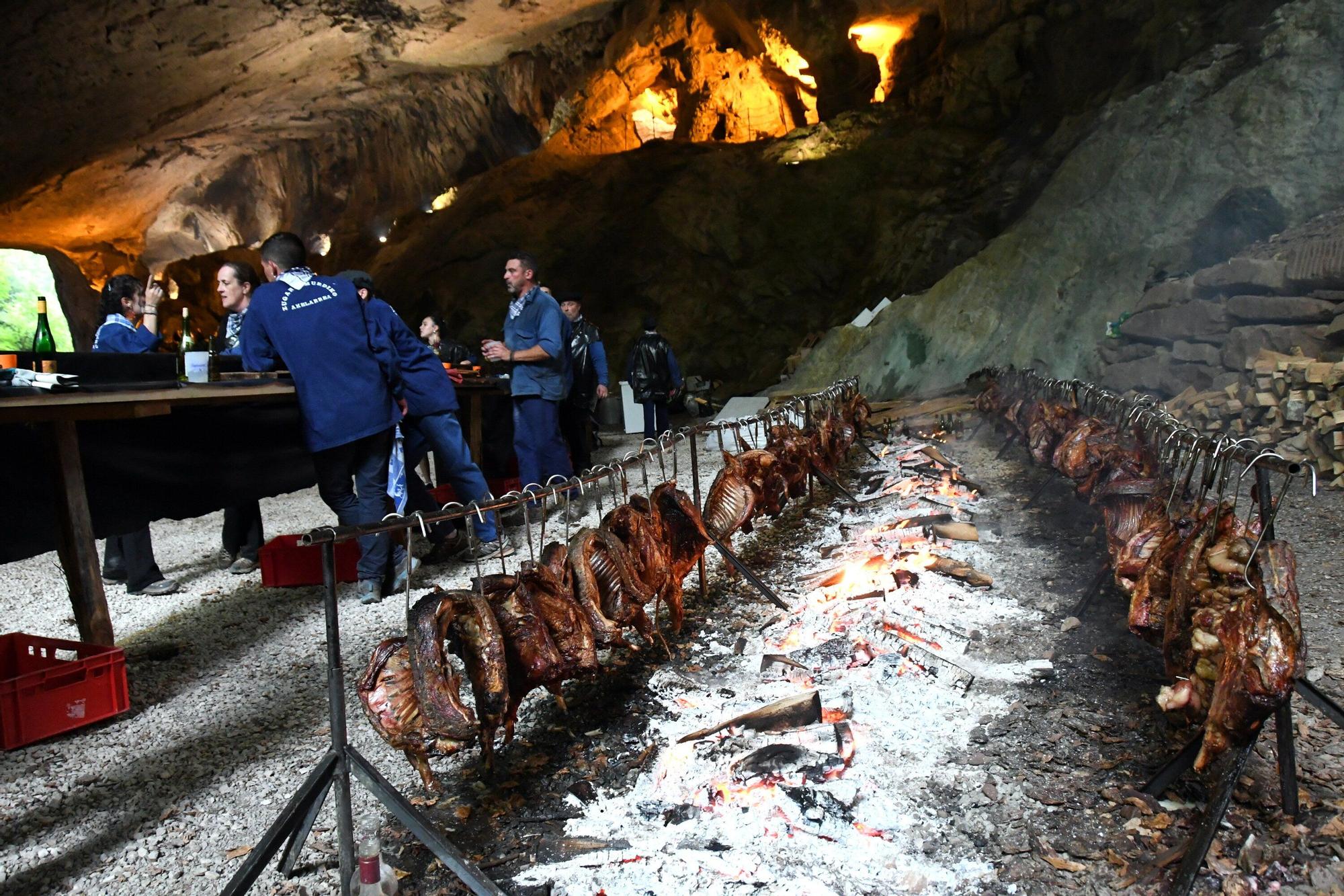 800 personas disfrutan un año más del zikiro rey en Navarra, el Zikiro de Zugarramurdi