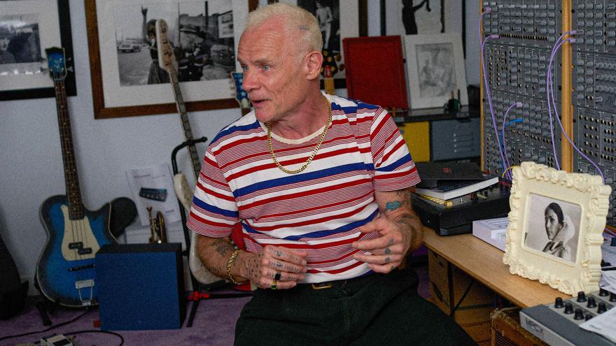 Flea suma a su bajo la trompeta… ¡para hacer jazz del bueno!