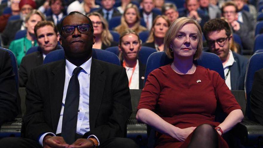 Liz Truss cede a la presión de los 'tories' y renuncia a bajar los impuestos a los ricos