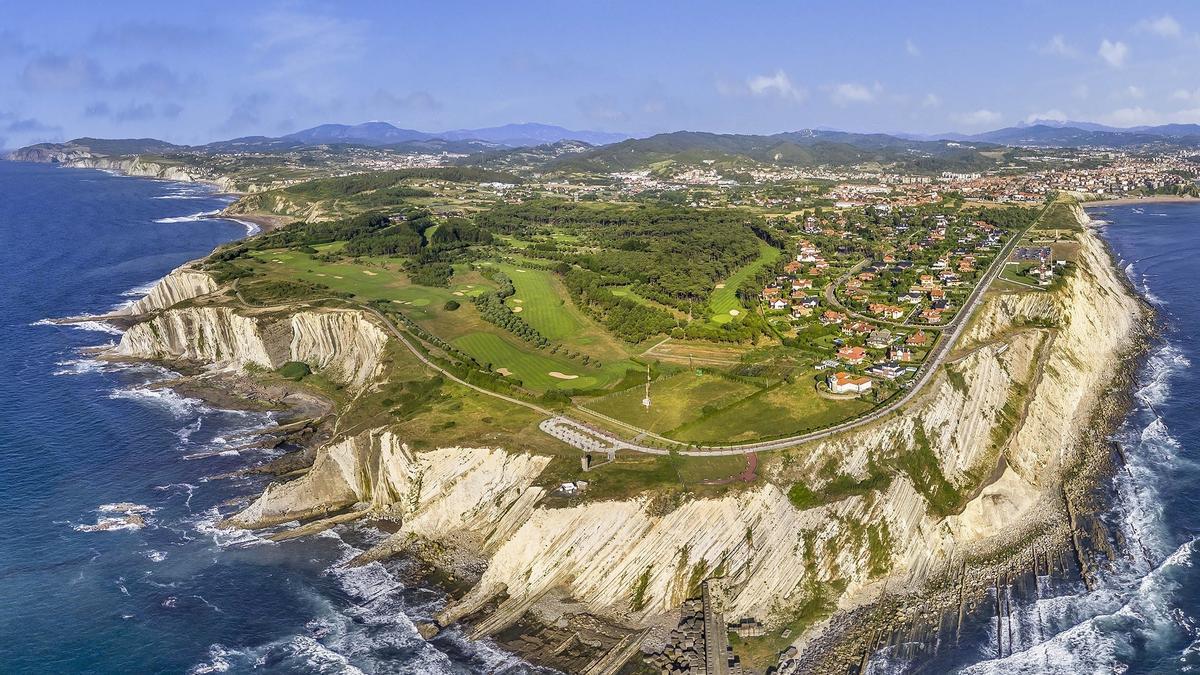 Vista aérea de La Galea, rodeada del mar.