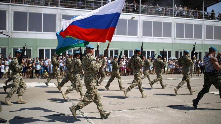 Militares rusos en un desfile.