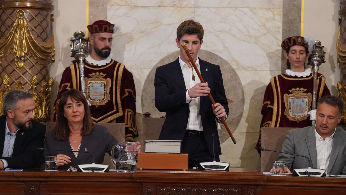Jon Insausti, con la makila de alcalde