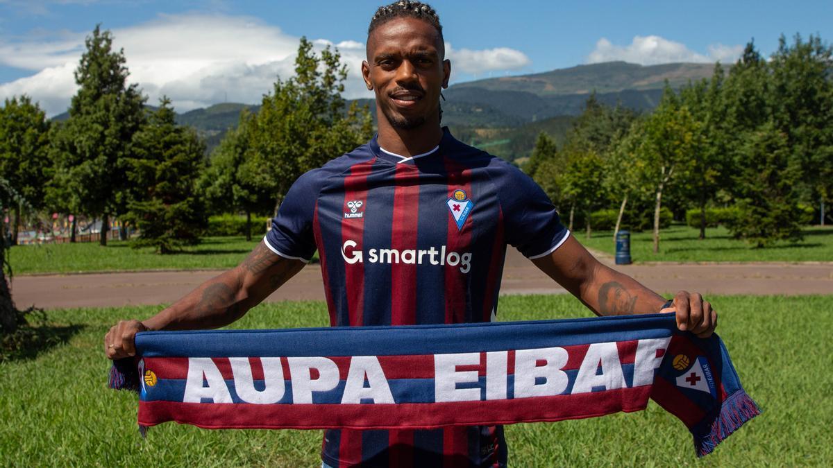 Jair Amador, posando con la camiseta del Eibar