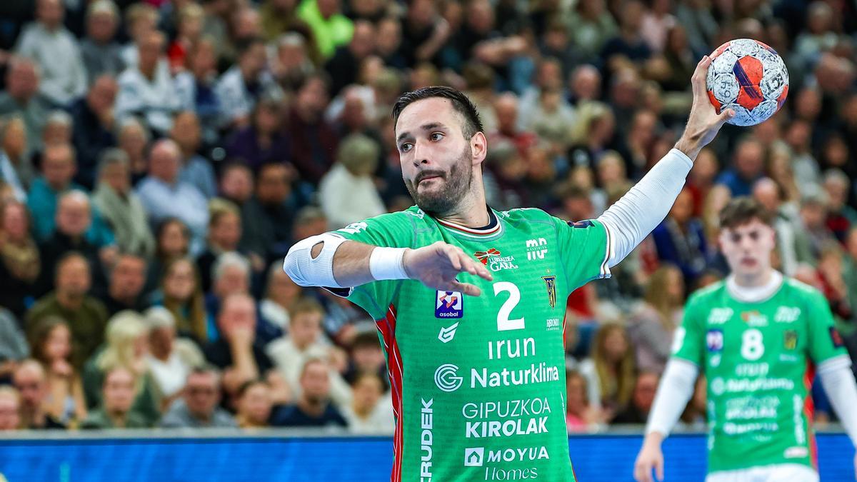 El jugador del Irudek Bidasoa Irun Iñaki Cavero, en el partido ante Flensburg en el Campushalle