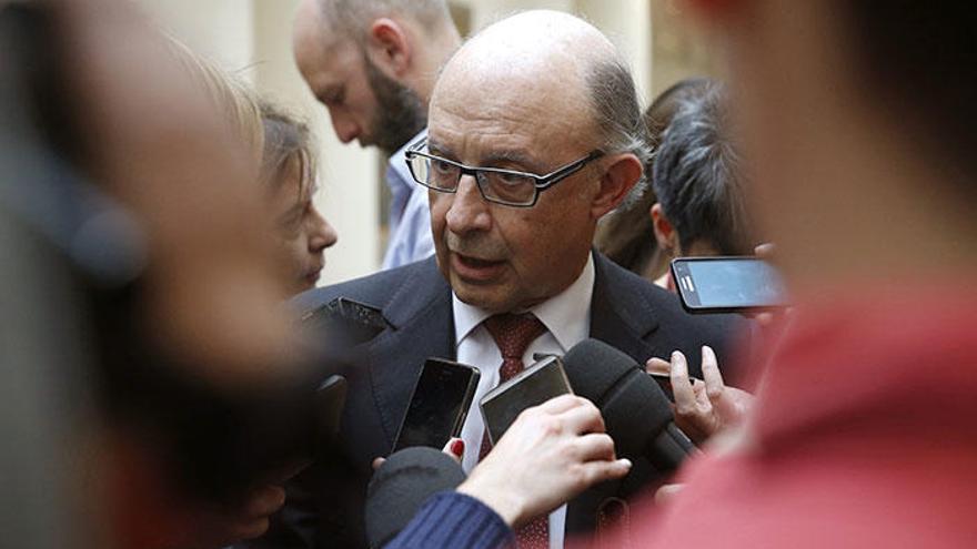 El ministro Cristóbal Montoro atiende a la prensa en una imagen de archivo.