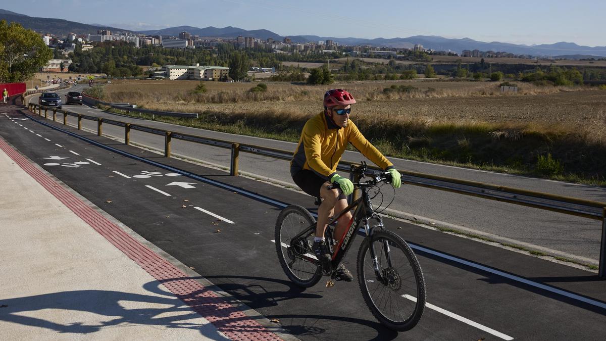 Ciclista en el carril bici de Cizur Menor.