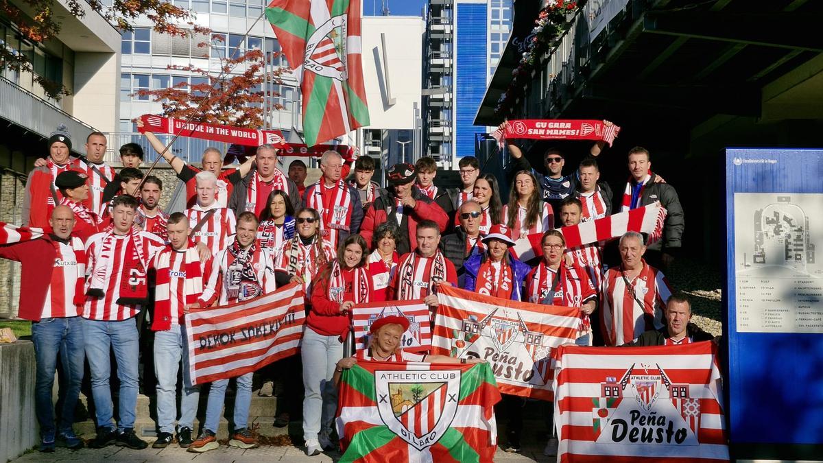 Miembros de la Peña Deusto que han viajado en autobús desde Bilbao posan antes del partido en Dortmund