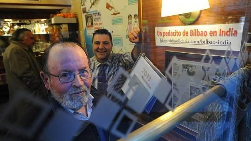 Genaro Iglesias y Manu Orozko, dos de las personas que viajan a la India, posan en &#039;El Rincón Solidario&#039; del restaurante Lepanto de Bilbao.