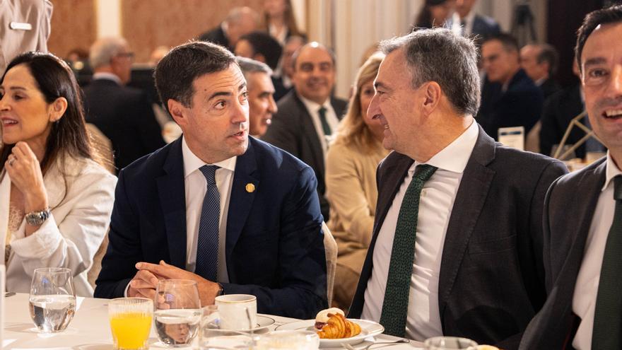 El lehendakari defiende las fusiones bancarias en plena recta final de la opa del BBVA al Sabadell
