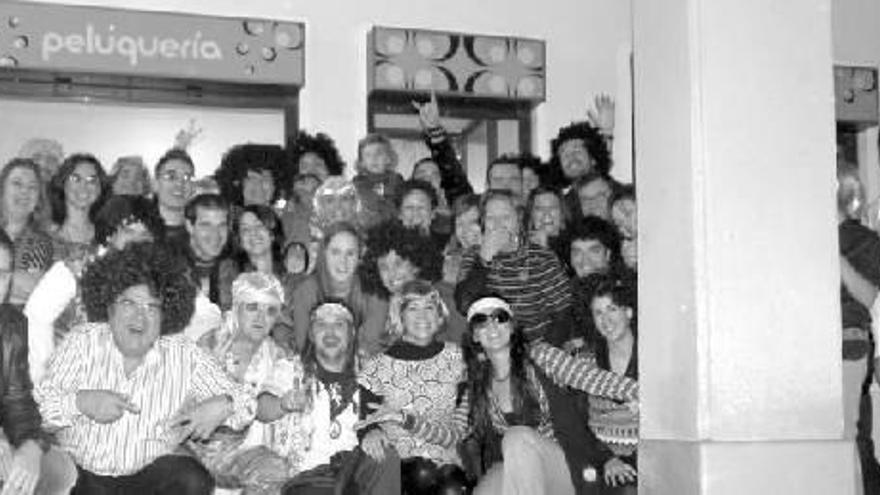 Alrededor de un centenar de &#039;osados&#039; acudieron a la apertura con &#039;looks&#039; de los años 70.