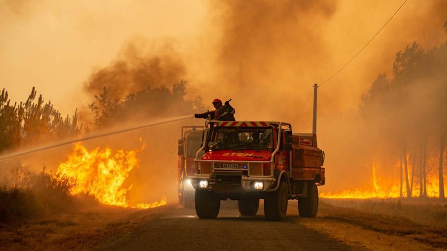 Francia reabre la frontera de Irún a los camiones tras el cierre por el incendio de las Landas