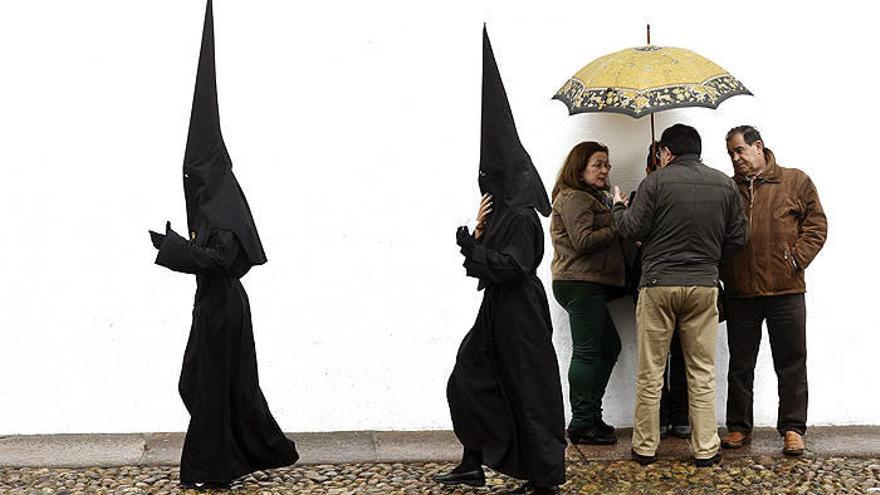 La lluvia se ceba con la mayor parte de las procesiones del Viernes Santo