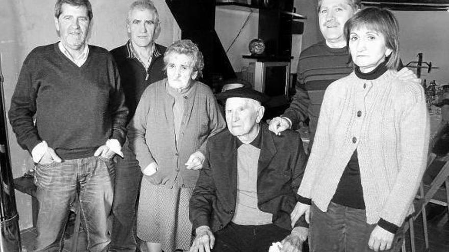 El homenajeado, con su mujer, Victorina Irigoyen, y sus hijos: Pedro Mª, Javier, Jesus Mª y Mª Carmen.