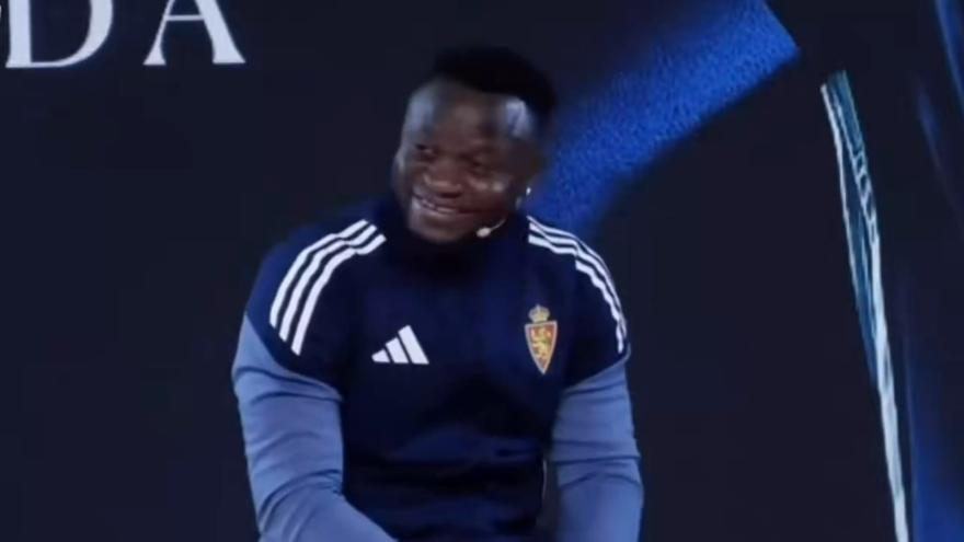 El Zaragoza ficha a un nigeriano y en su presentación ocurre algo surrealista