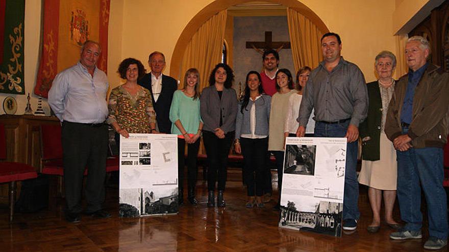 Foto de familia tras el fallo del concurso para proteger el claustro de la iglesia de Santa María de Olite, organizado por el Ayuntamiento.