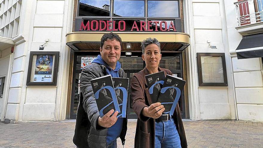 Xabier Txurruka, alcalde de Zarautz, e Irune Urbieta con el folleto cultural de Zarautz.  | FOTO: ZARAUZKO UDALA