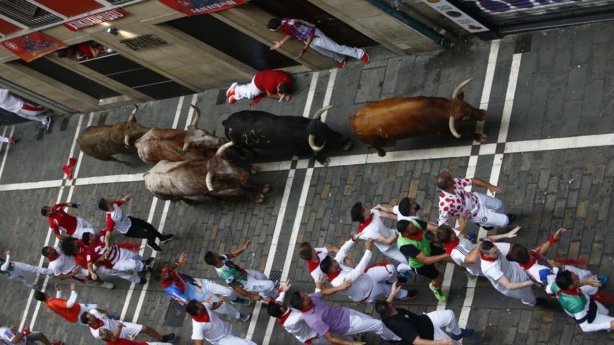 Revive el quinto encierro de San Fermín: rápido, limpio y sin cornadas