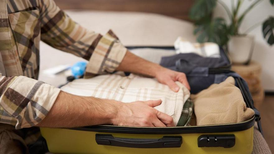 El “método militar” para encajar la ropa en la maleta que salvará tus vacaciones