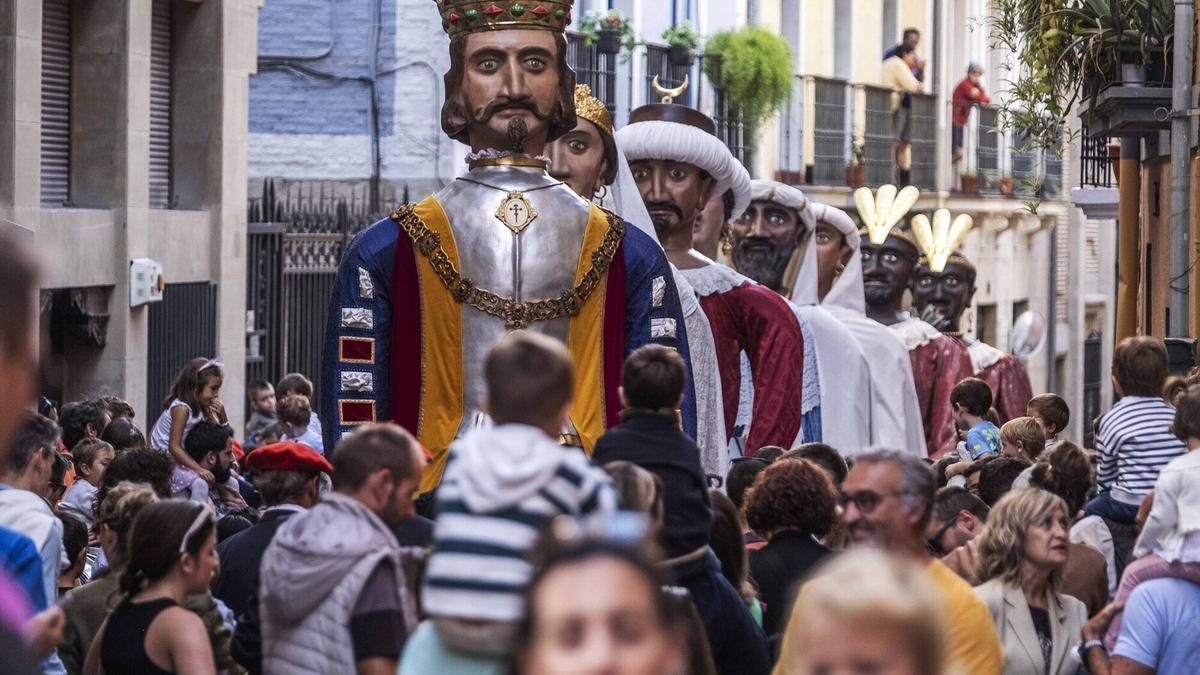 La Comparsa de gigantes y cabezudos de Pamplona, por San Fermín Txikito.